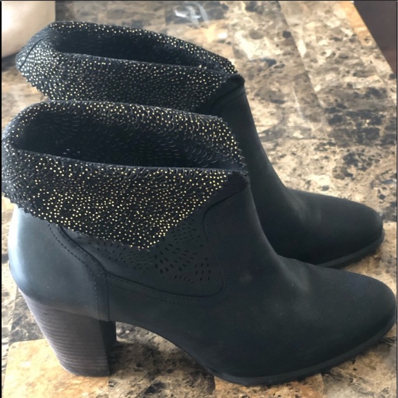 10 UGG Black & Gold Ankle Booties - Picture 6 of 8